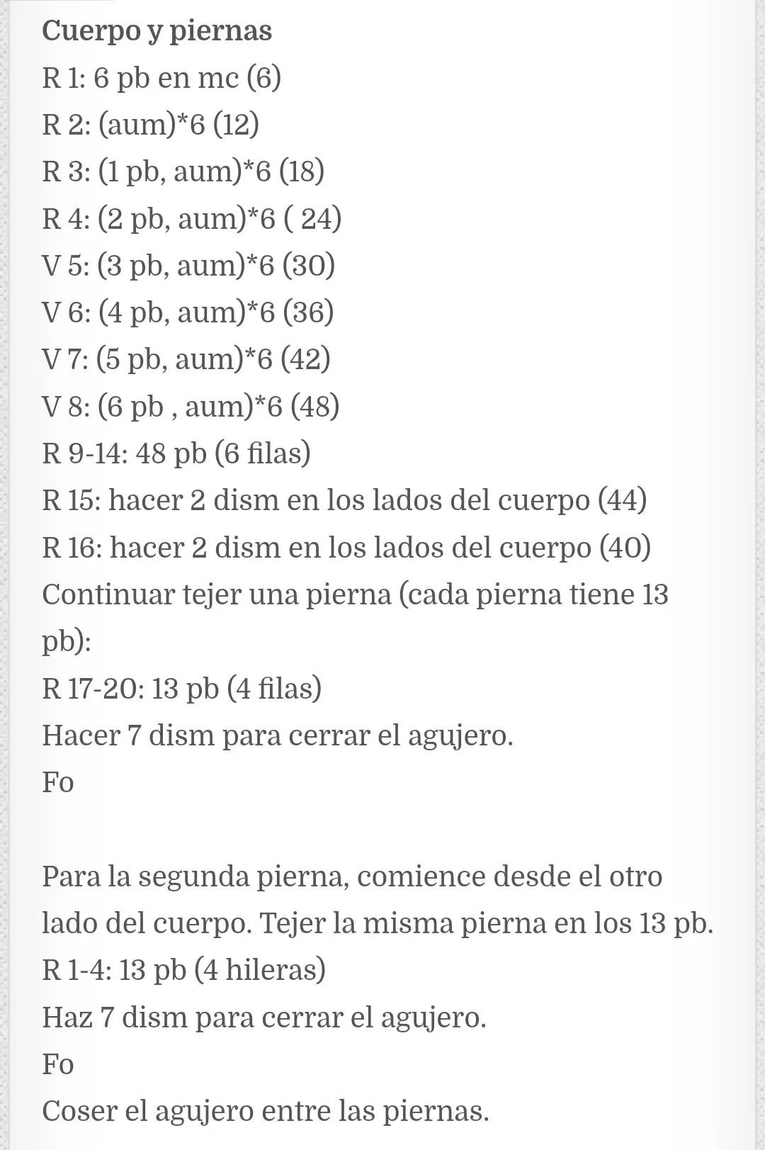 Patrón gratuito de crochet para hacer un adorable reno amigurumi con cuernos y bufanda