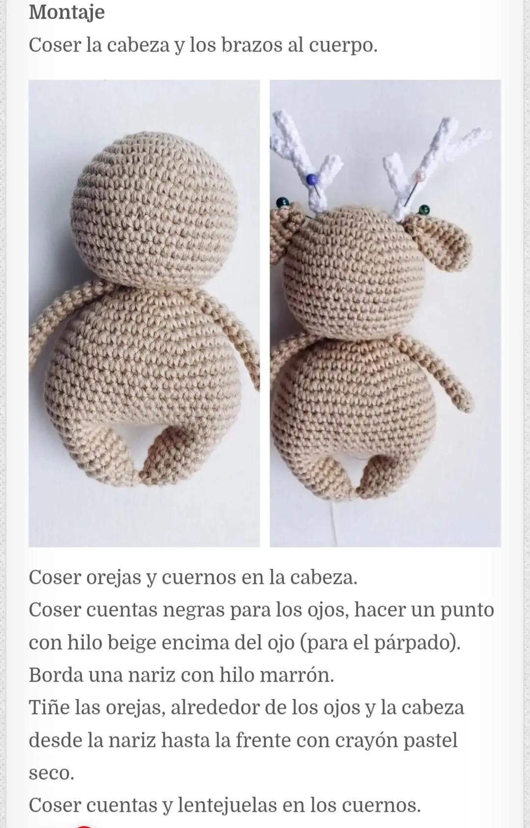 Patrón gratuito de crochet para hacer un adorable reno amigurumi con cuernos y bufanda