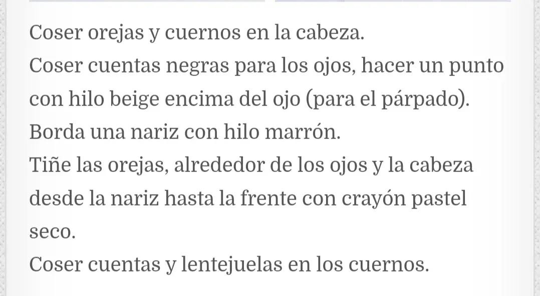 Patrón gratuito de crochet para hacer un adorable reno amigurumi con cuernos y bufanda