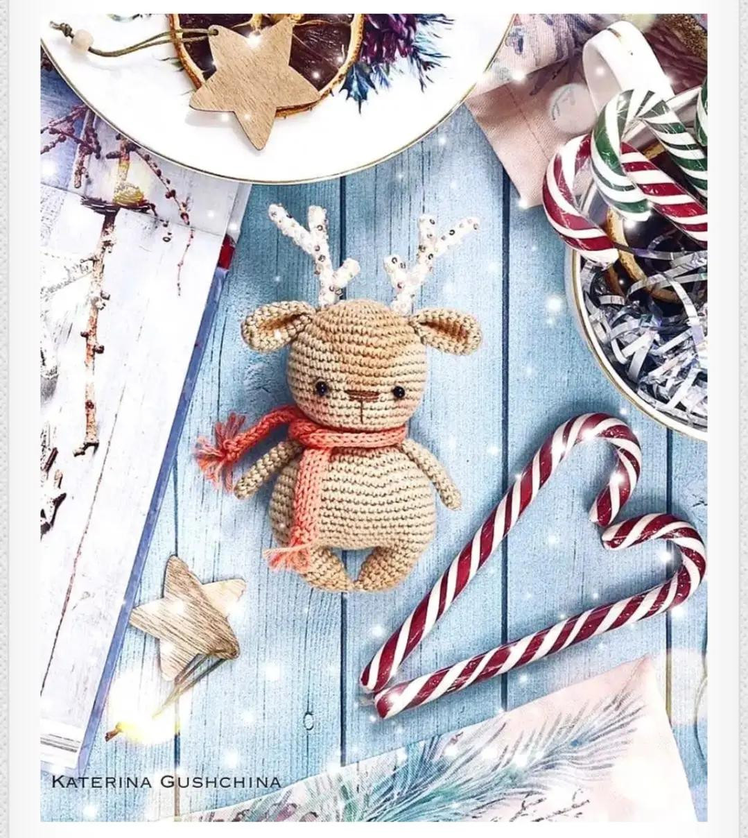 Patrón gratuito de crochet para hacer un adorable reno amigurumi con cuernos y bufanda