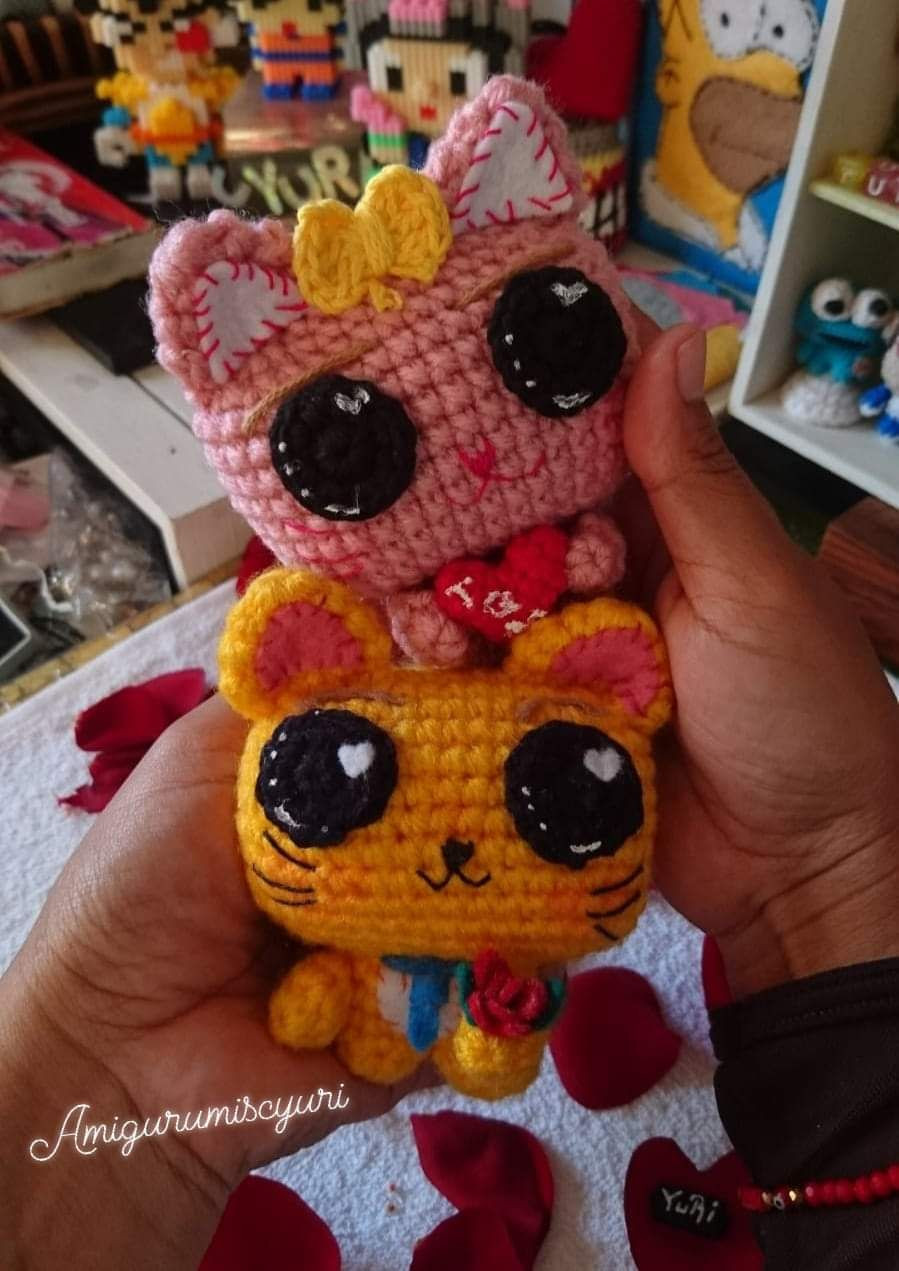 Patrón gratuito gatito amigurumi amarillo con ojos grandes