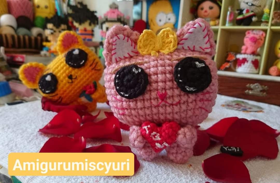 Patrón gratuito gatito amigurumi amarillo con ojos grandes