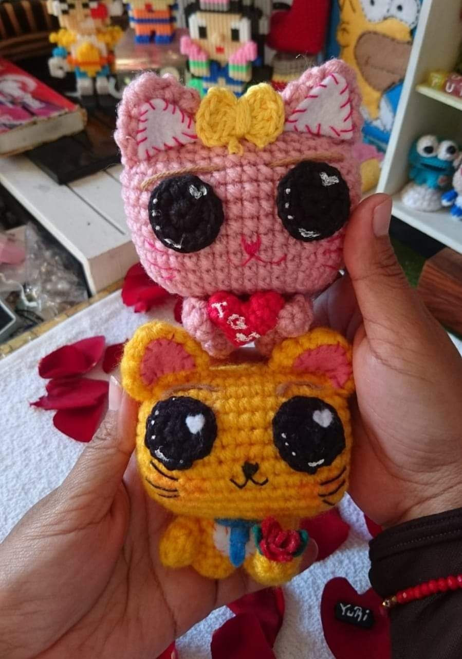 Patrón gratuito gatito amigurumi amarillo con ojos grandes