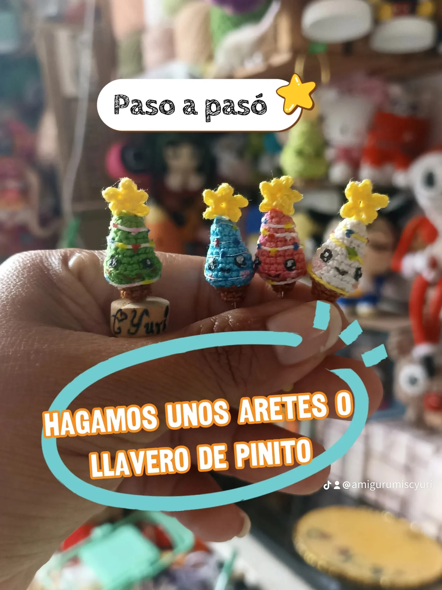 Patrón gratuito: Llavero y aretes de pinito navideño amigurumi