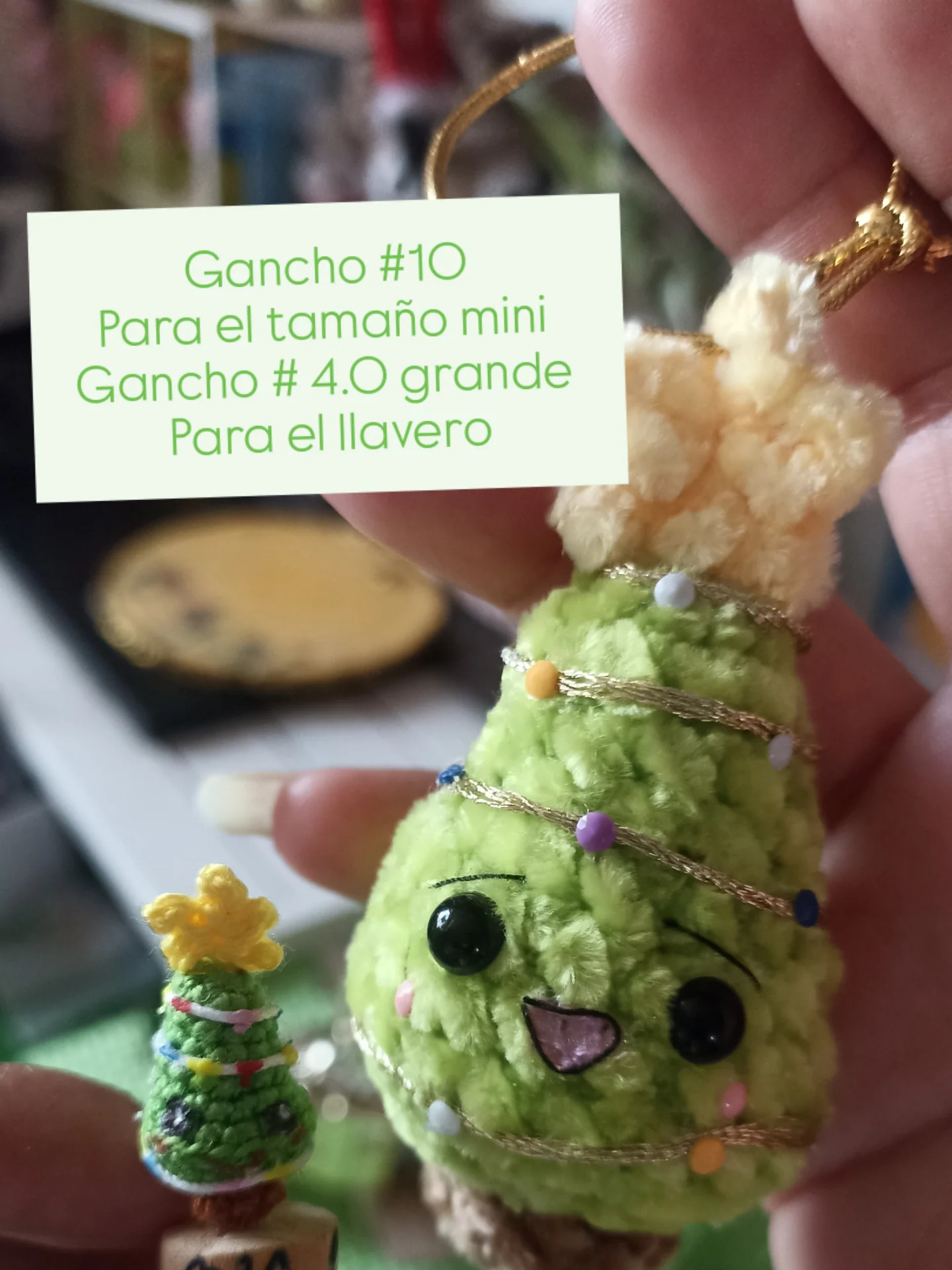 Patrón gratuito: Llavero y aretes de pinito navideño amigurumi
