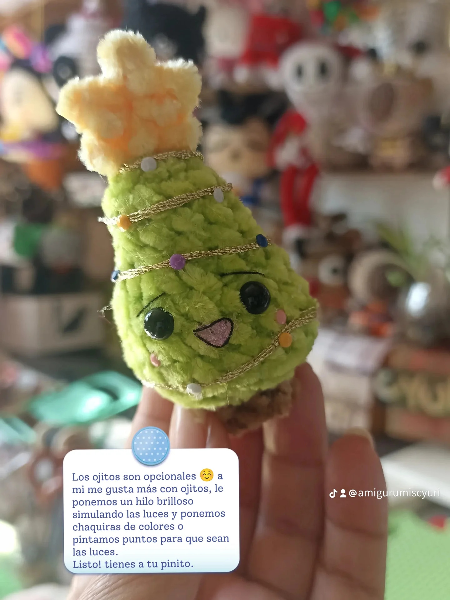 Patrón gratuito: Llavero y aretes de pinito navideño amigurumi