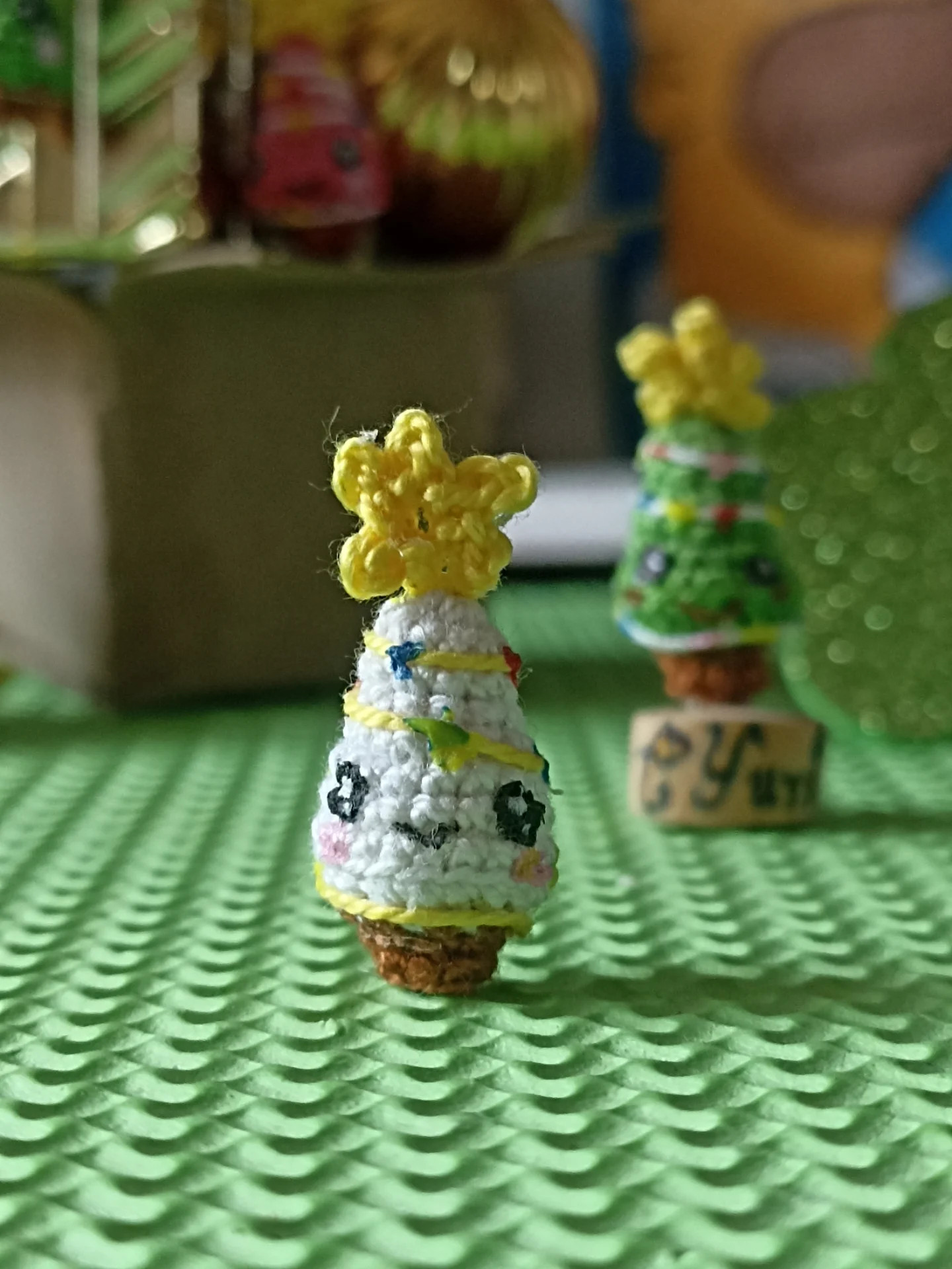 Patrón gratuito: Llavero y aretes de pinito navideño amigurumi
