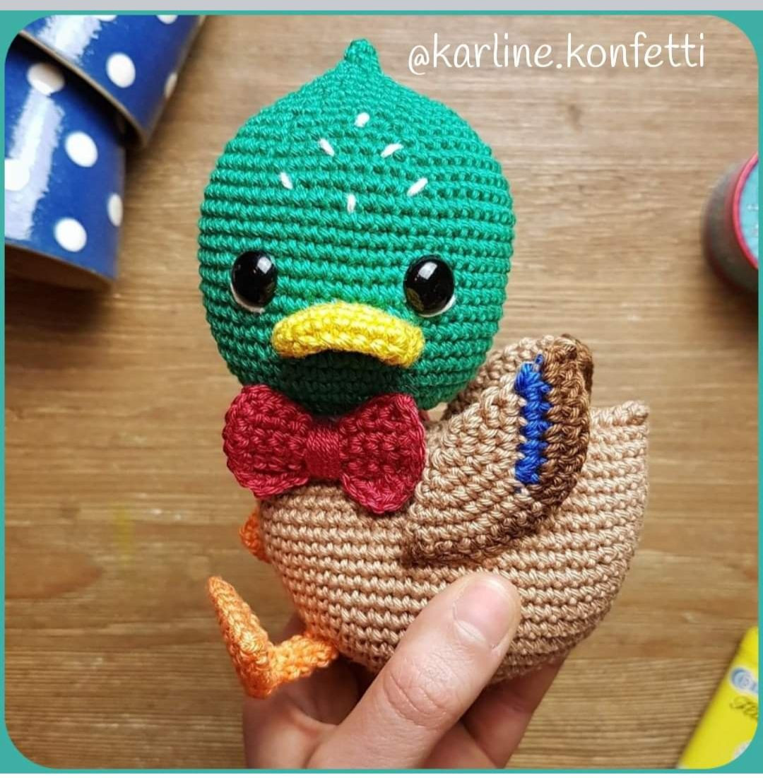 Patrón Gratuito Pato Amigurumi con Moño Rojo y Cabeza Verde