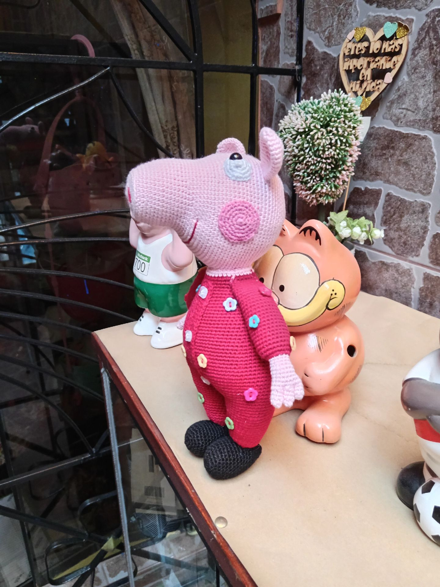 Patrón gratuito Peppa Pig amigurumi de crochet con vestido rojo y flores