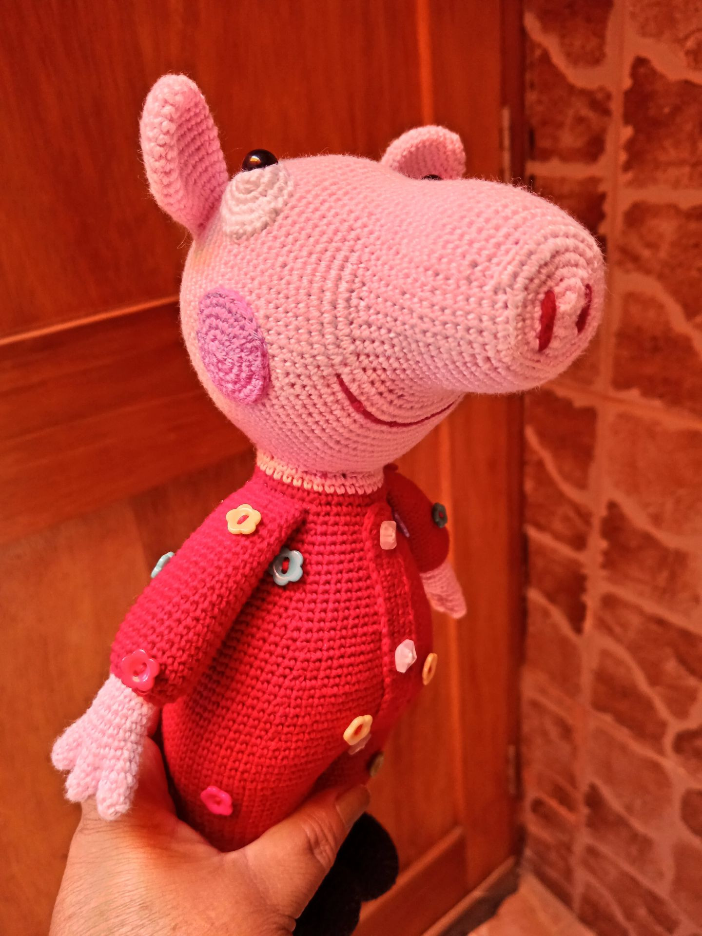 Patrón gratuito Peppa Pig amigurumi de crochet con vestido rojo y flores