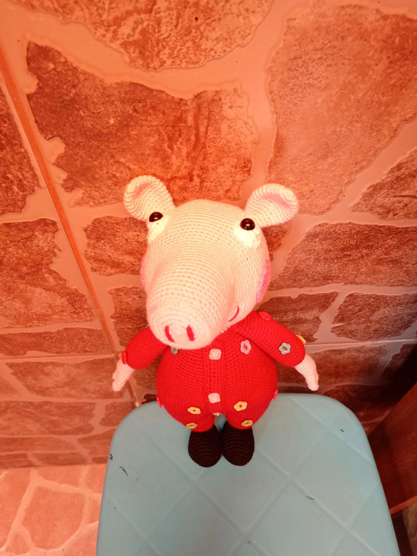 Patrón gratuito Peppa Pig amigurumi de crochet con vestido rojo y flores