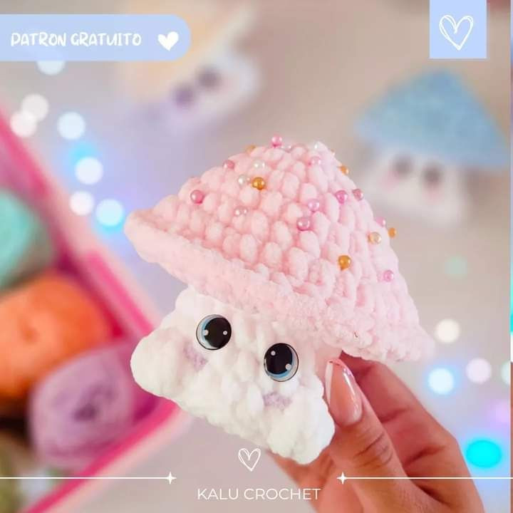 Patron Honguito Amigurumi: Guía paso a paso para tejer un hongo adorable con hilo Chenille rosa y blanco