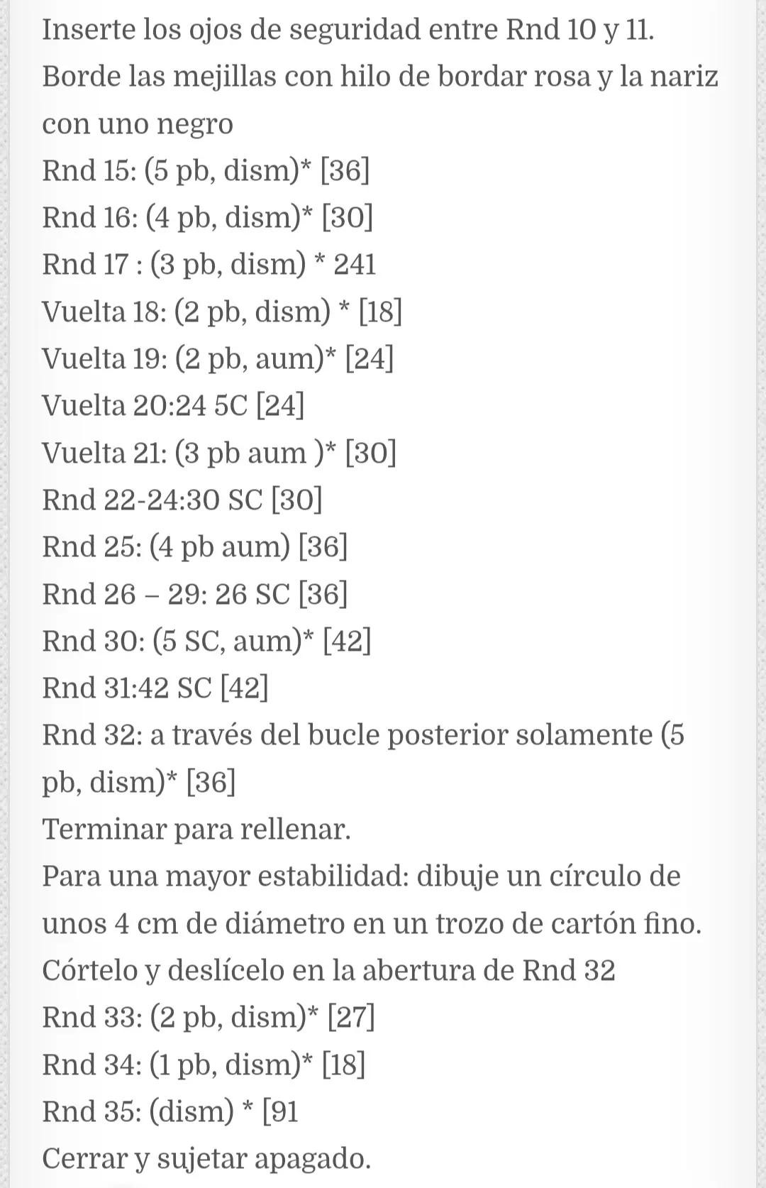 Patrón Libre de Murciélago Amigurumi: Guía paso a paso para crear un adorable murciélago de crochet en gris oscuro y rosa, con instrucciones detalladas