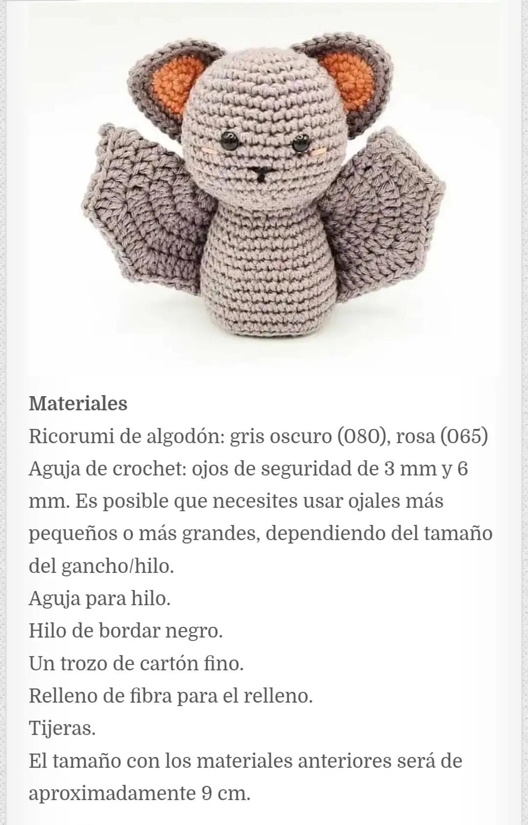 Patrón Libre de Murciélago Amigurumi: Guía paso a paso para crear un adorable murciélago de crochet en gris oscuro y rosa, con instrucciones detalladas