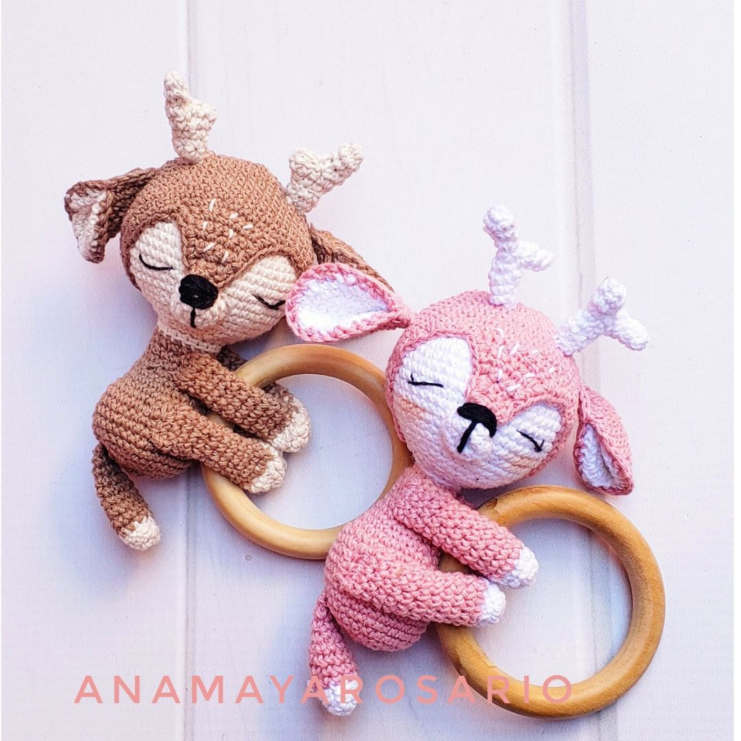 Patrón Tejer Sonajero Ciervito Mocha y Rosa