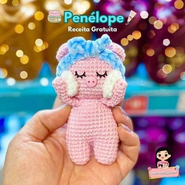 Penélope Receita Gratuita: Búp bê lợn hồng Amigurumi dễ thương với mũ xanh