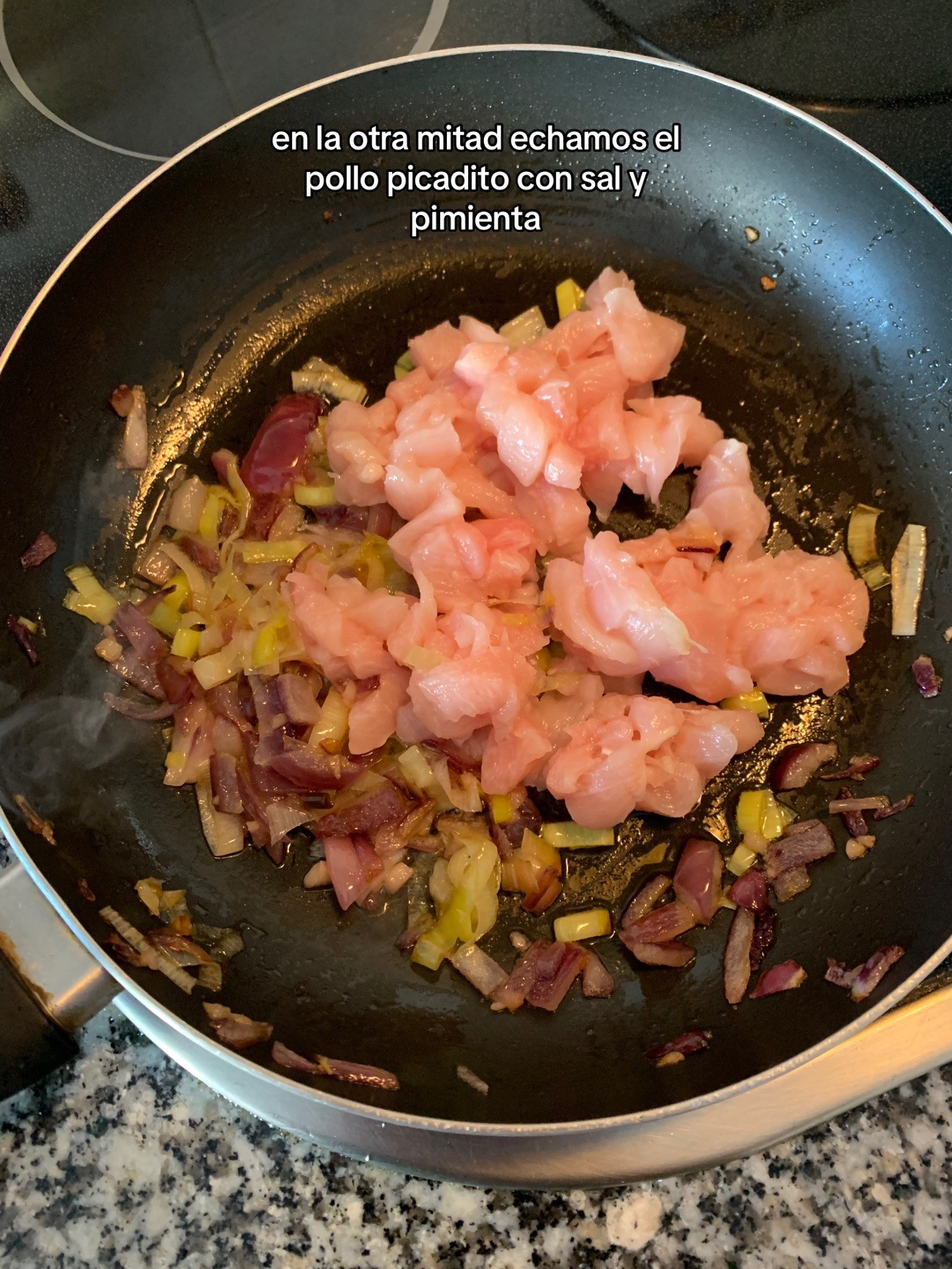 Pimientos Rellenos: receta fácil de pimientos rellenos de pollo con salsa cremosa