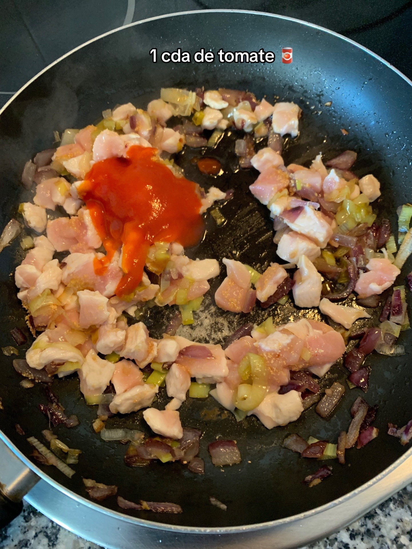 Pimientos Rellenos: receta fácil de pimientos rellenos de pollo con salsa cremosa