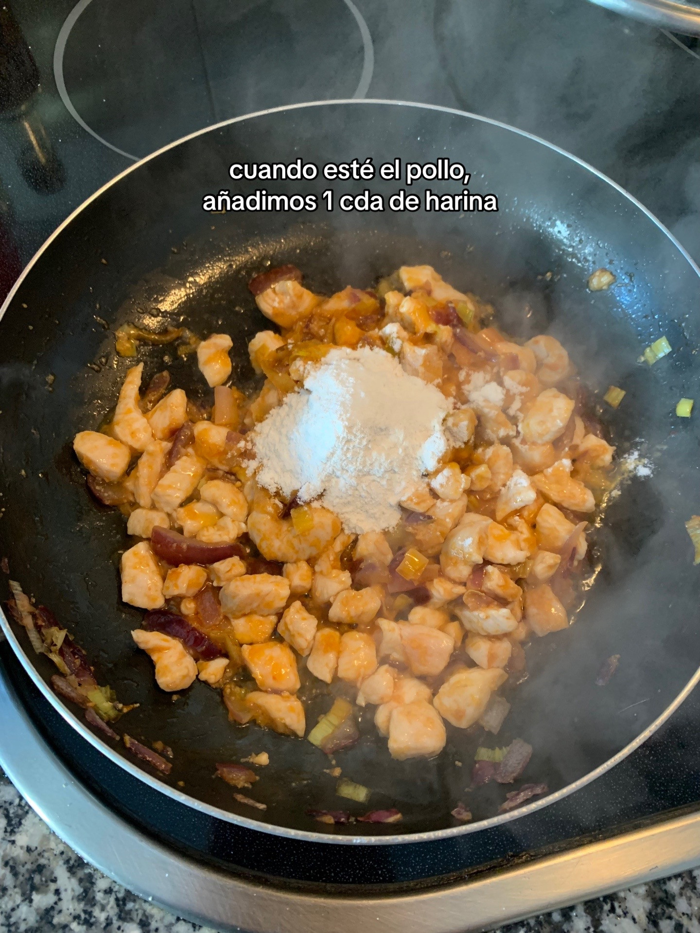 Pimientos Rellenos: receta fácil de pimientos rellenos de pollo con salsa cremosa