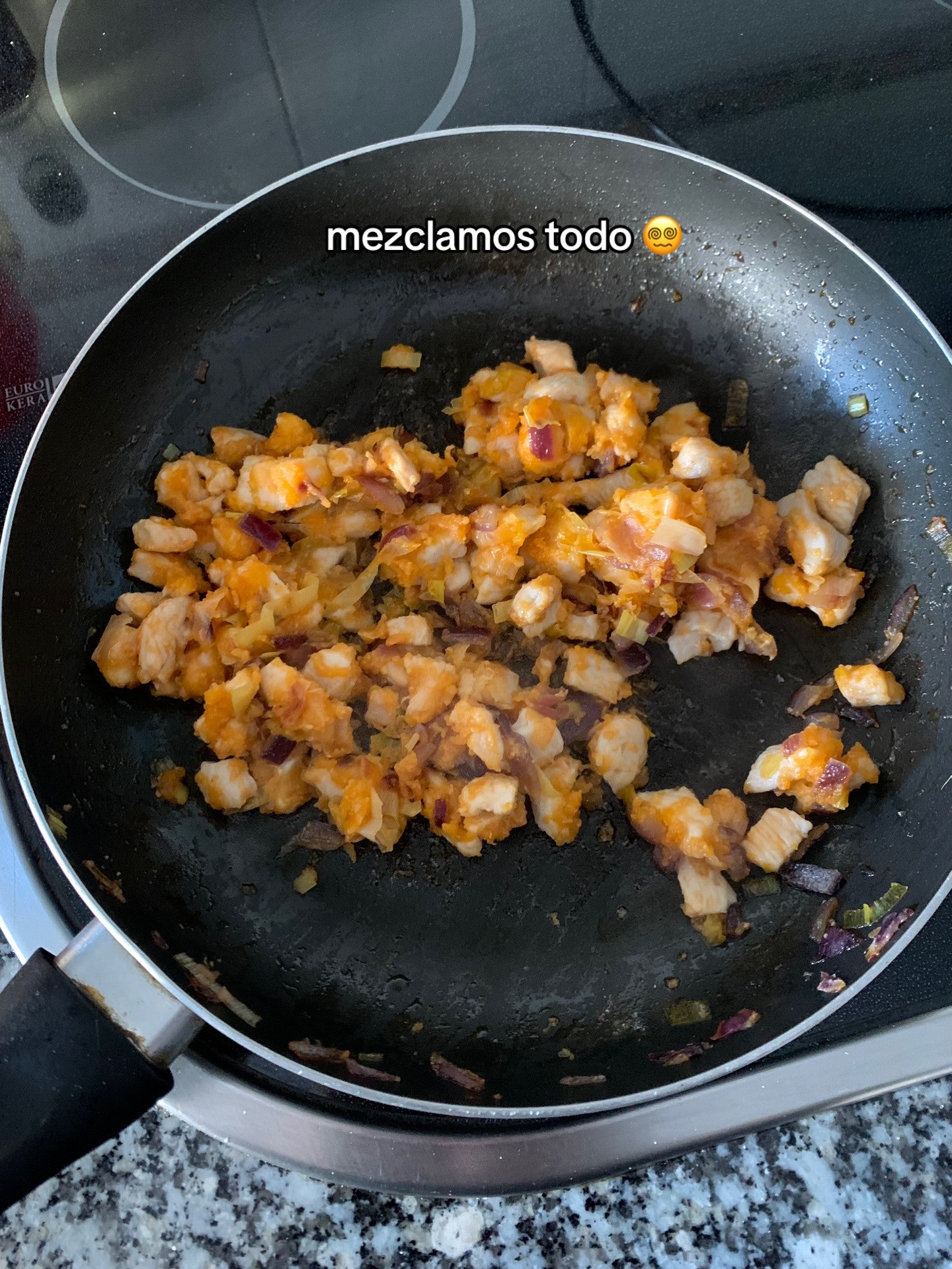 Pimientos Rellenos: receta fácil de pimientos rellenos de pollo con salsa cremosa