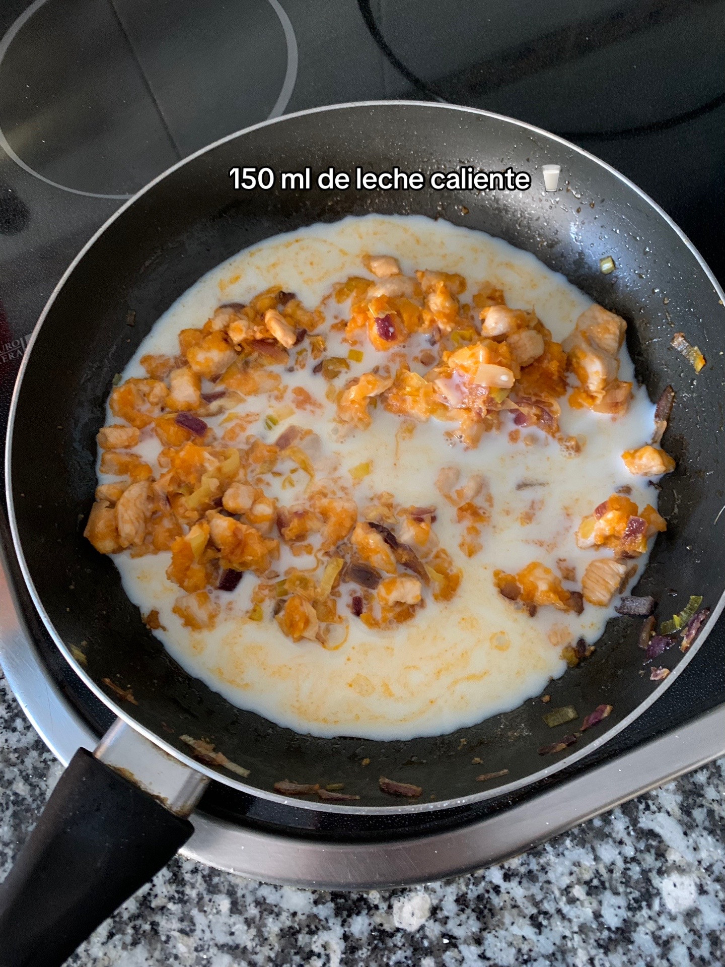 Pimientos Rellenos: receta fácil de pimientos rellenos de pollo con salsa cremosa