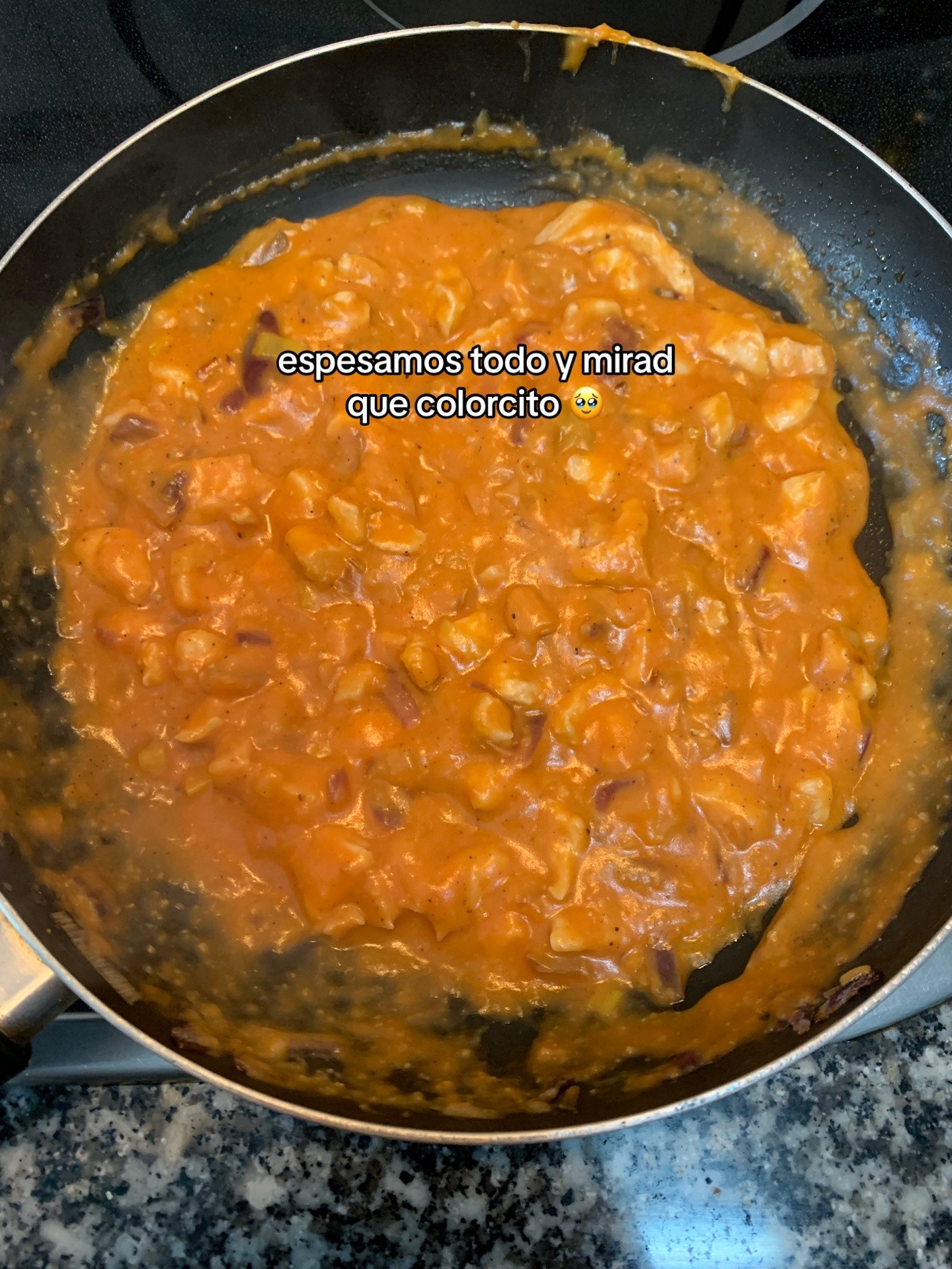 Pimientos Rellenos: receta fácil de pimientos rellenos de pollo con salsa cremosa