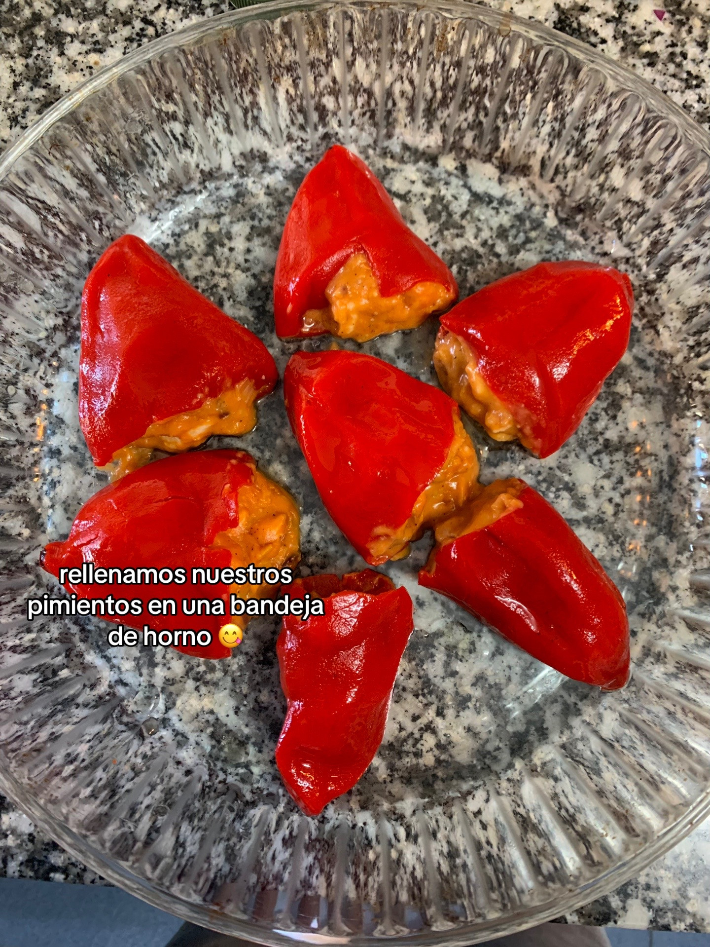 Pimientos Rellenos: receta fácil de pimientos rellenos de pollo con salsa cremosa