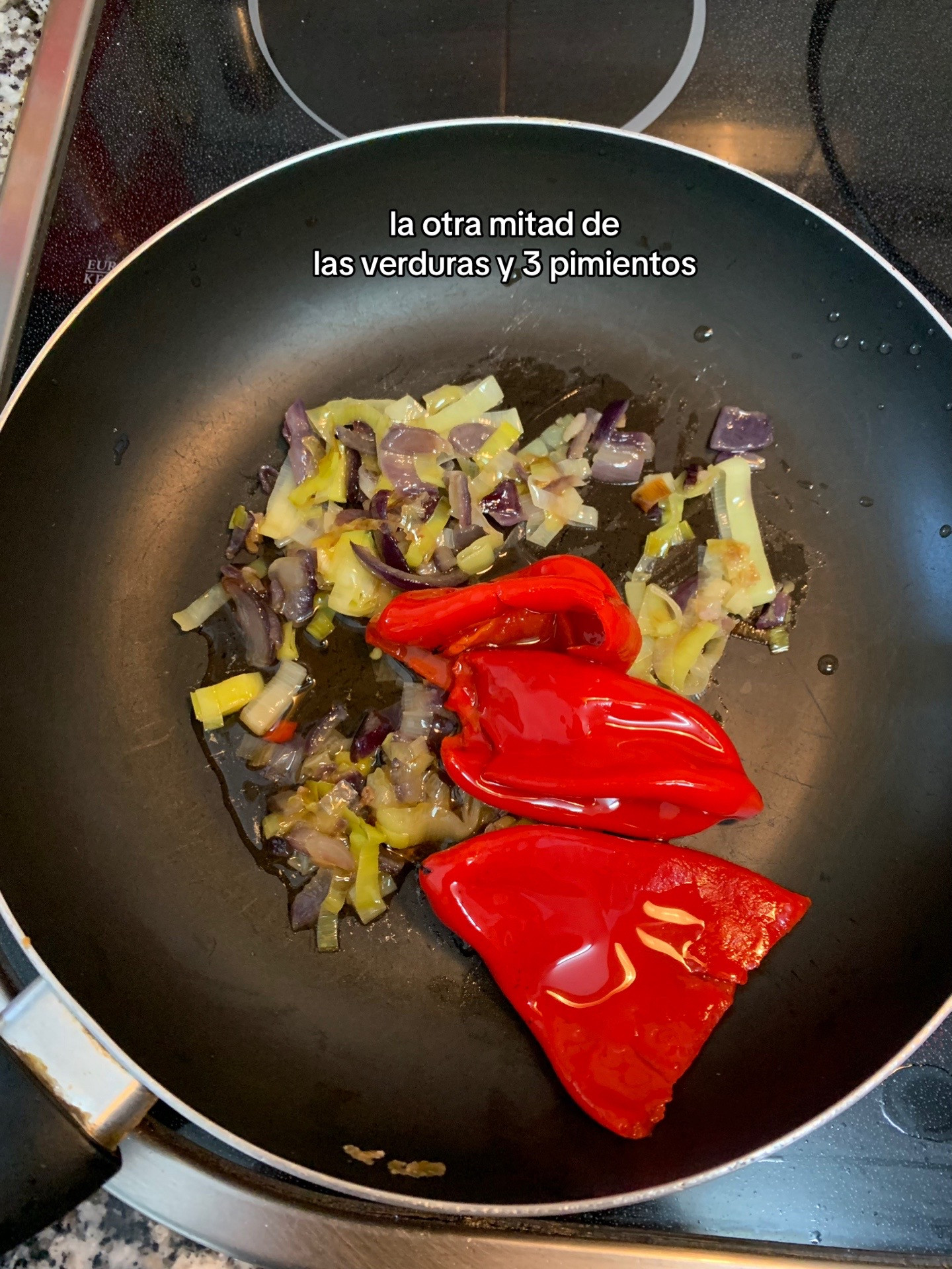 Pimientos Rellenos: receta fácil de pimientos rellenos de pollo con salsa cremosa