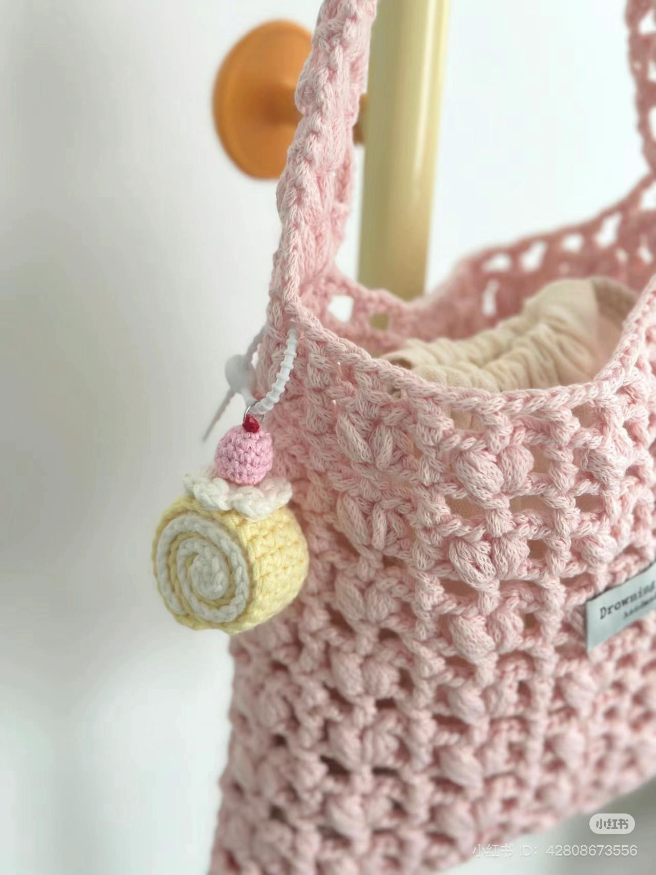 Pink Heart Mesh Crochet Shoulder Bag Pattern with Sweet Roll Keychain