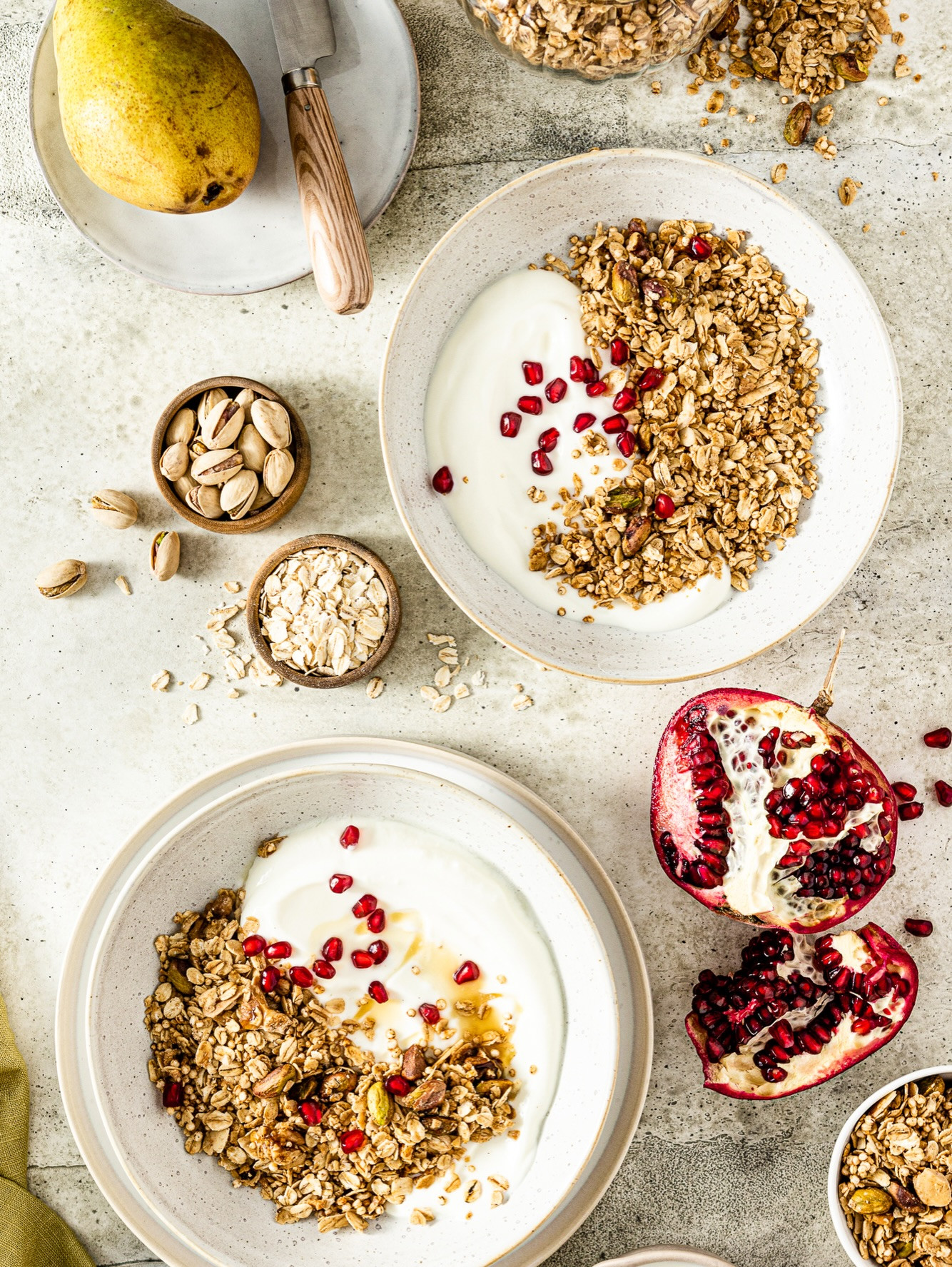 Pistazien Nuss Müsli: Healthy Vegan Granola with Yogurt and Pomegranate