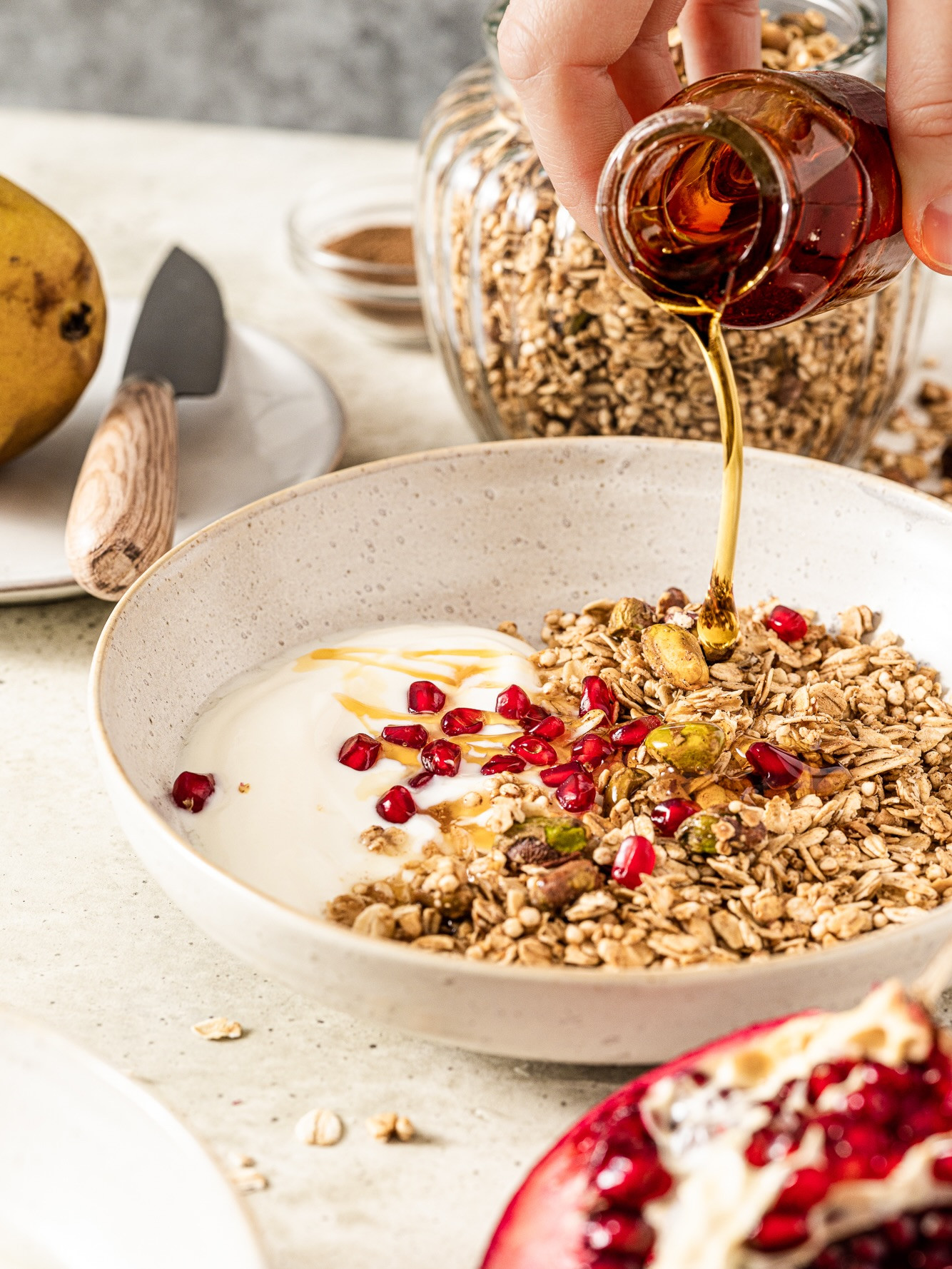 Pistazien Nuss Müsli: Healthy Vegan Granola with Yogurt and Pomegranate