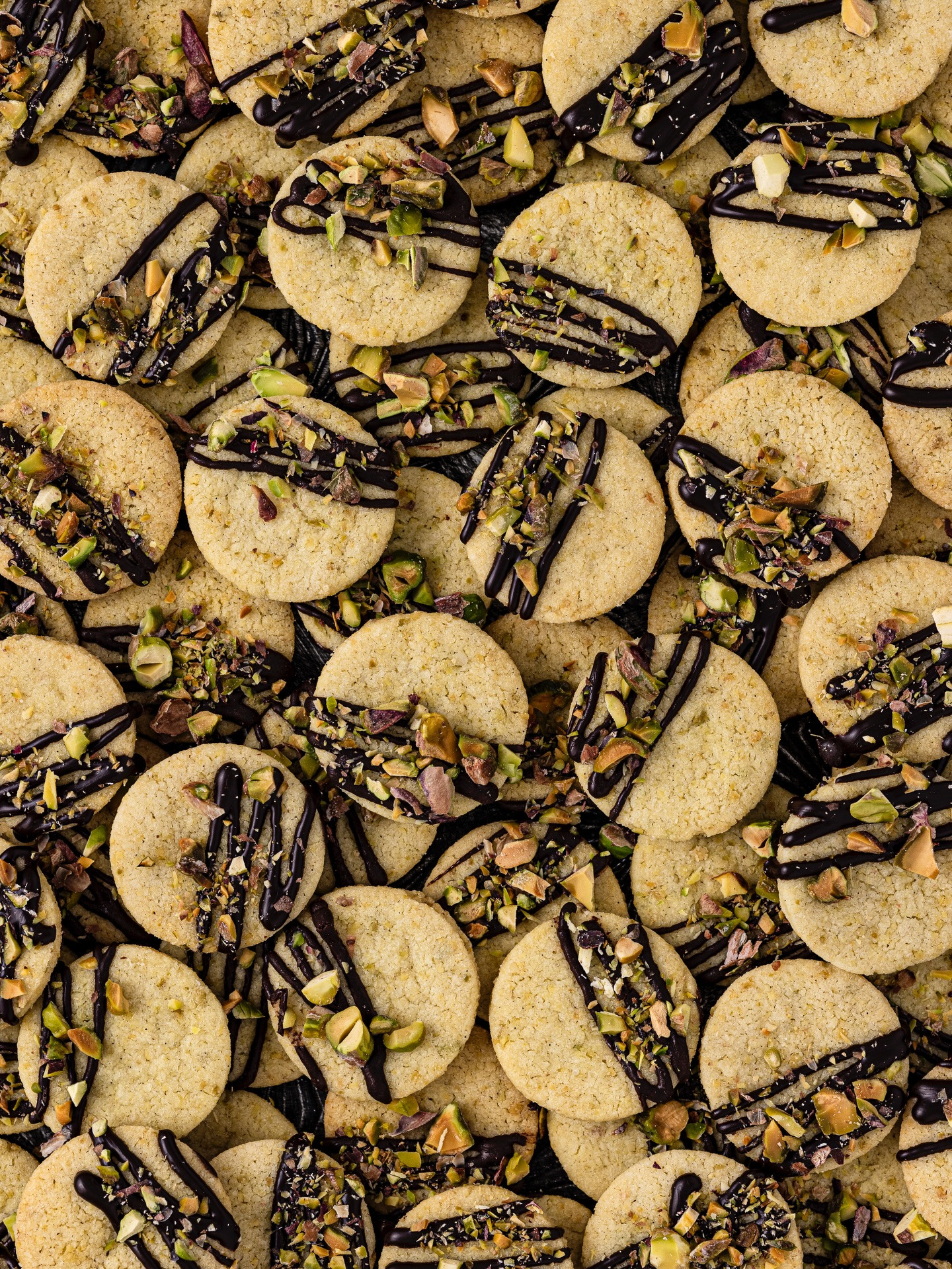 Pistazien Plätzchen – Zarte Weihnachtskekse mit gemahlenen Pistazien, Mandeln und Schokoladenglasur