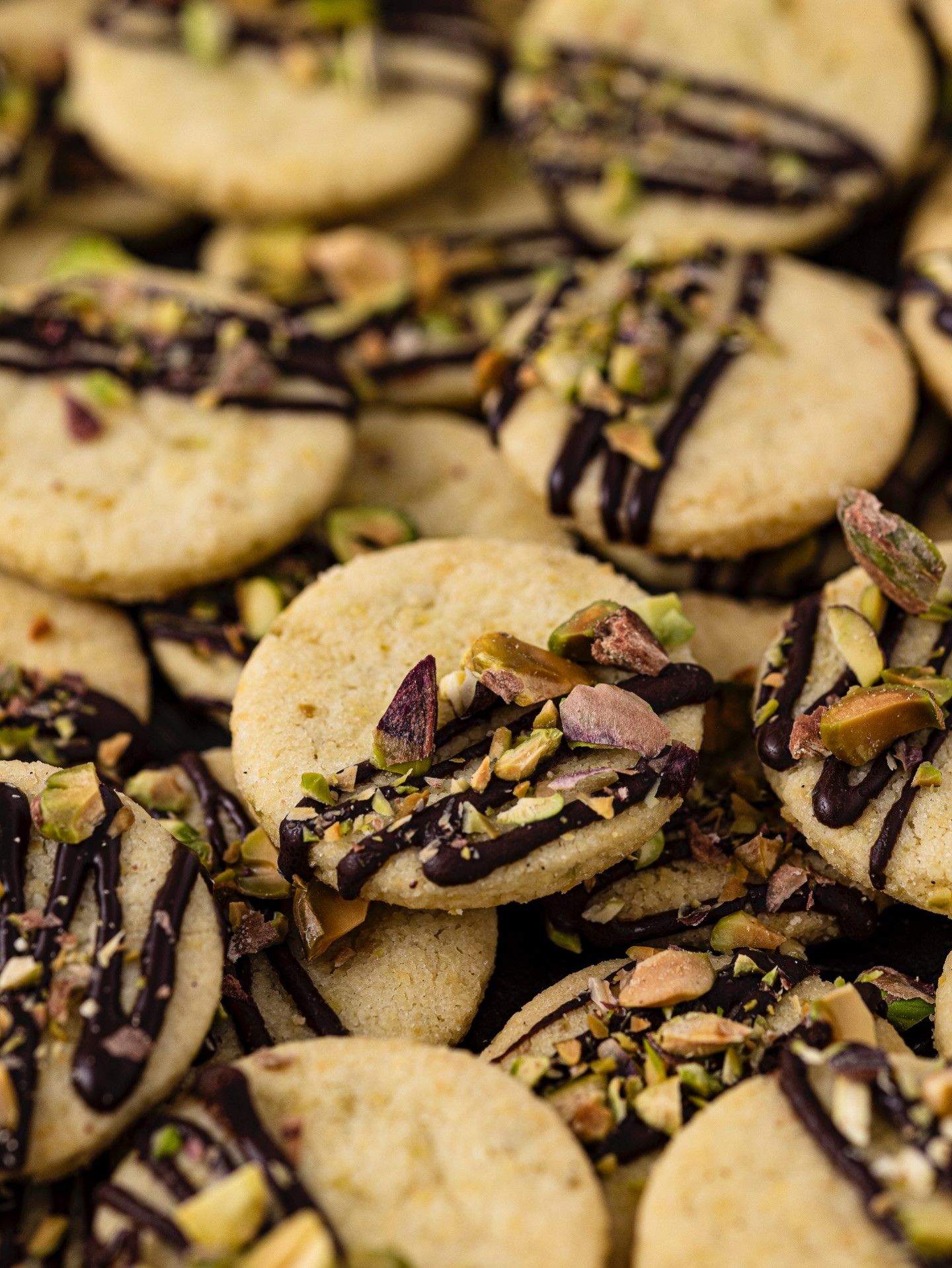 Pistazien Plätzchen – Zarte Weihnachtskekse mit gemahlenen Pistazien, Mandeln und Schokoladenglasur