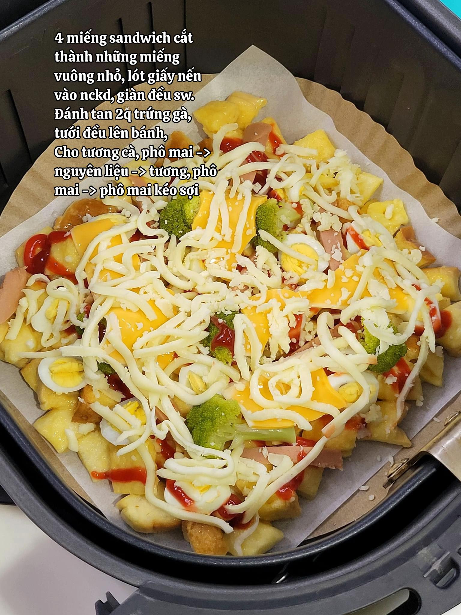 Pizza bằng sandwich nướng phô mai kéo sợi, trứng và rau củ