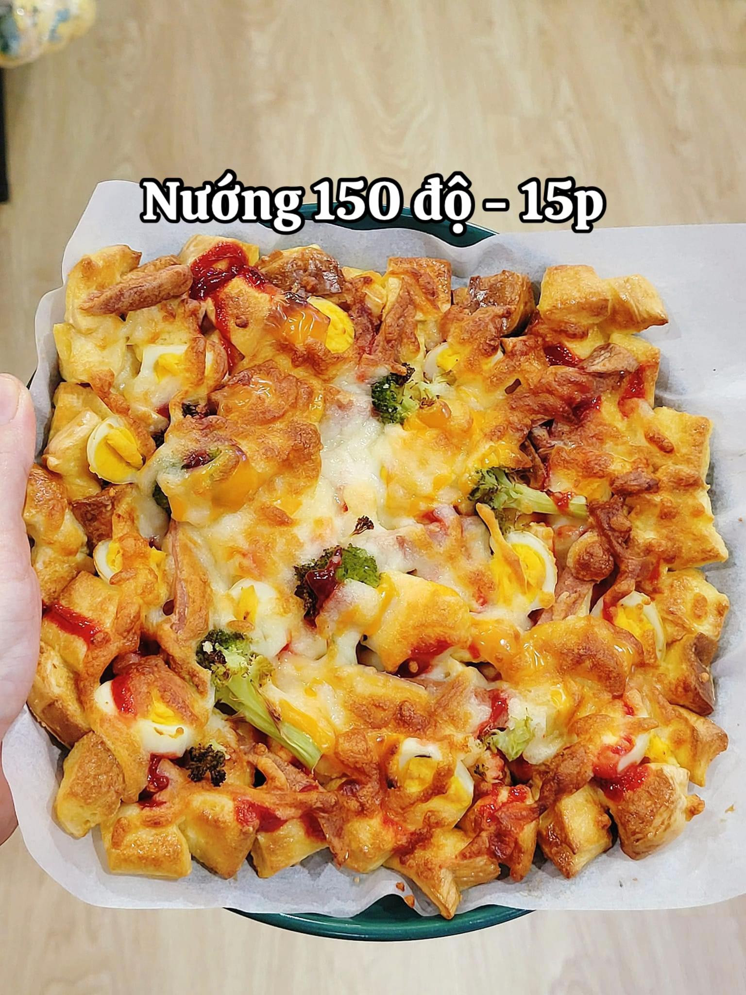 Pizza bằng sandwich nướng phô mai kéo sợi, trứng và rau củ