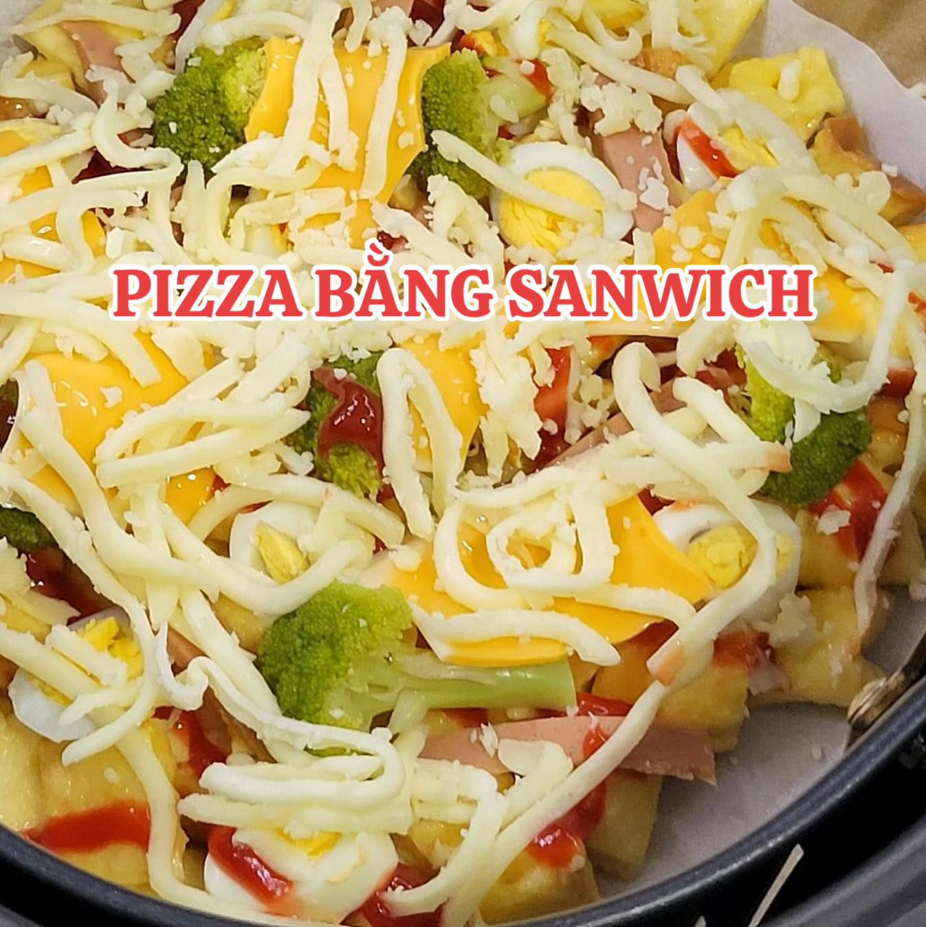 Pizza bằng sandwich nướng phô mai kéo sợi, trứng và rau củ