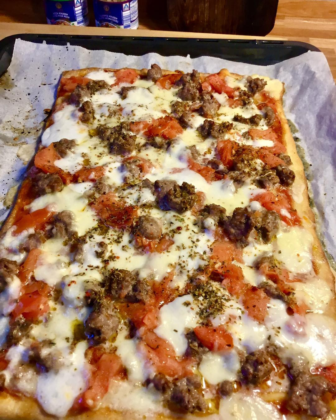 Pizza fatta in casa con salsiccia fresca e pomodori, ricetta semplice e veloce