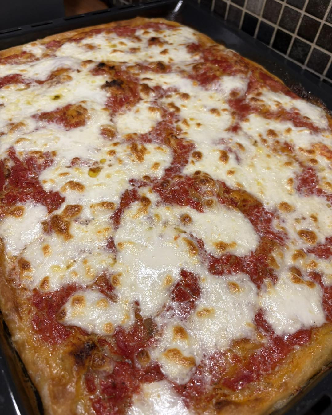 Pizza Margherita con Mozzarella Fresca: Ricetta e Ingredienti per Pizzeria Fatta in Casa