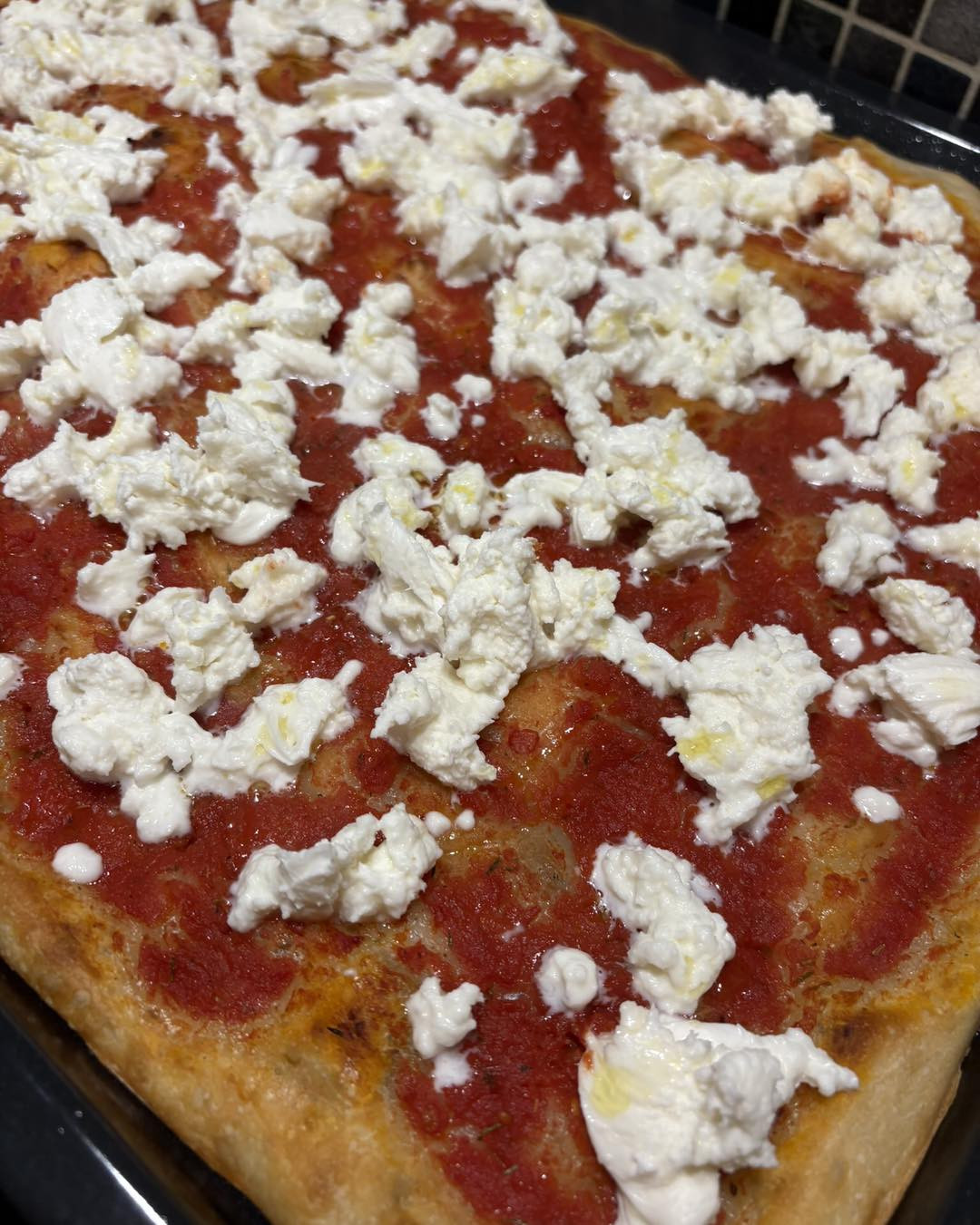 Pizza Margherita con Mozzarella Fresca: Ricetta e Ingredienti per Pizzeria Fatta in Casa