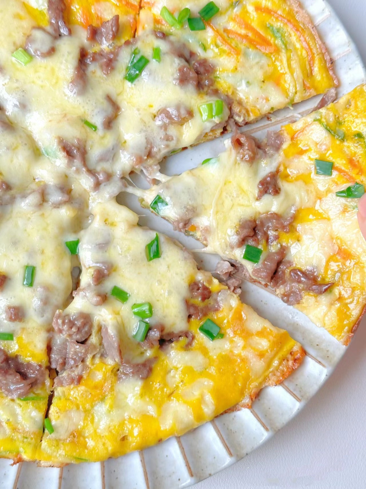 Pizza Phô Mai Bò EmBes: Món ăn thơm ngon bé thích mê với phô mai, thịt bò, trứng và rau củ đầy đủ dinh dưỡng