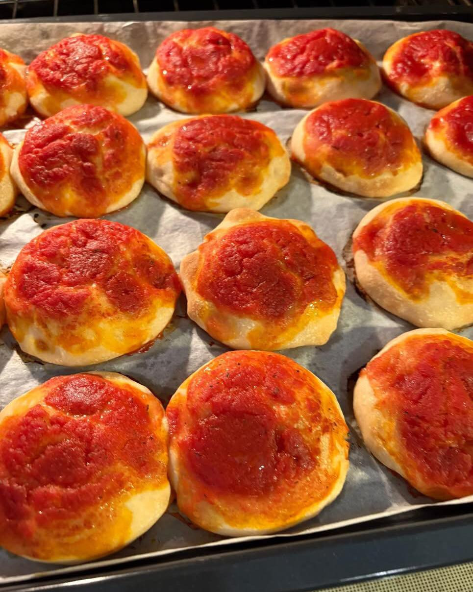 Pizzette: ricetta con farina Caputo, sugo di pomodoro e mozzarella