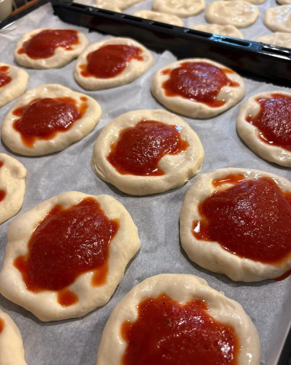 Pizzette: ricetta con farina Caputo, sugo di pomodoro e mozzarella