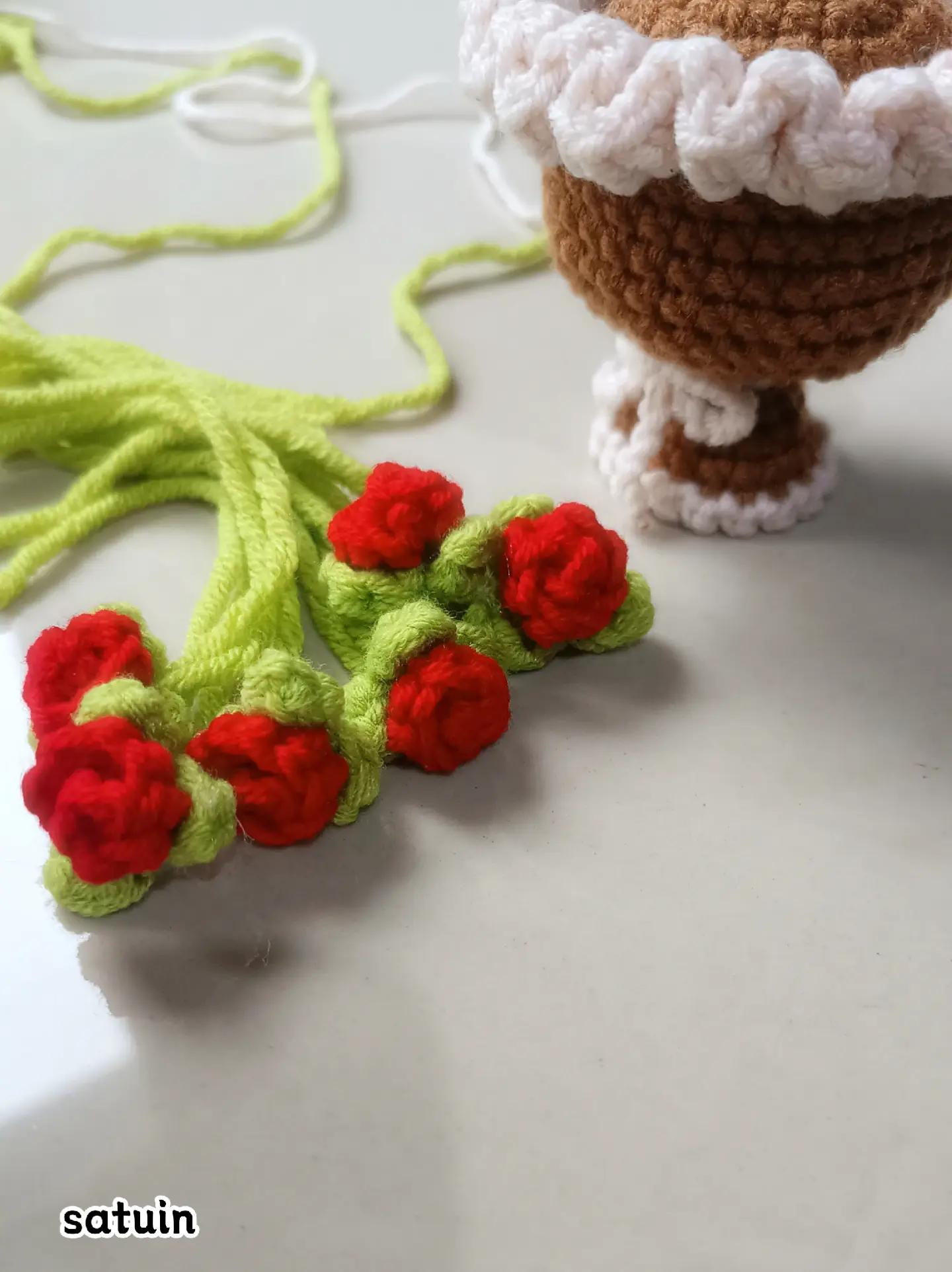 Pola Rajut Buket Kelinci Mawar Merah Putih