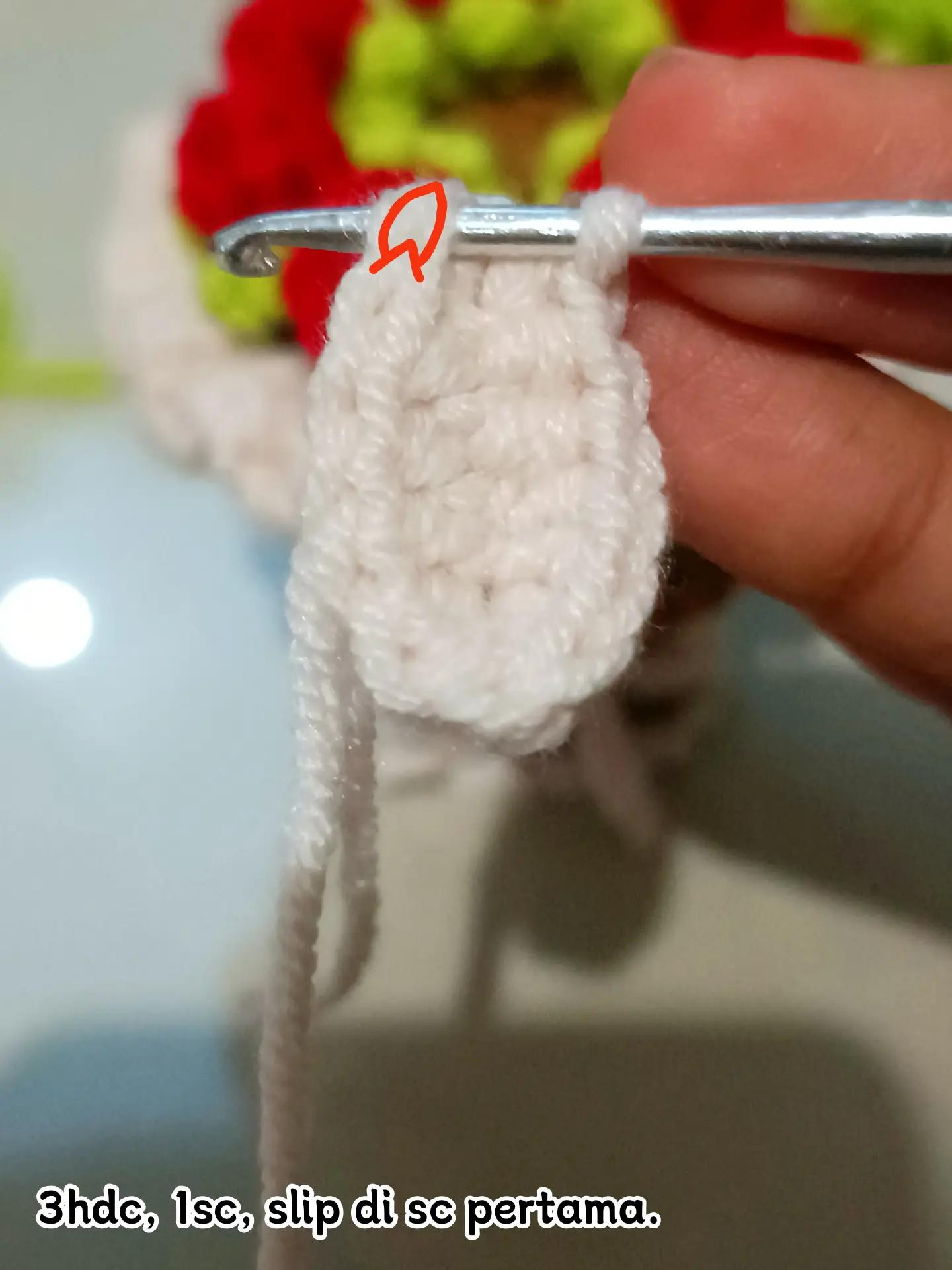 Pola Rajut Buket Kelinci Mawar Merah Putih