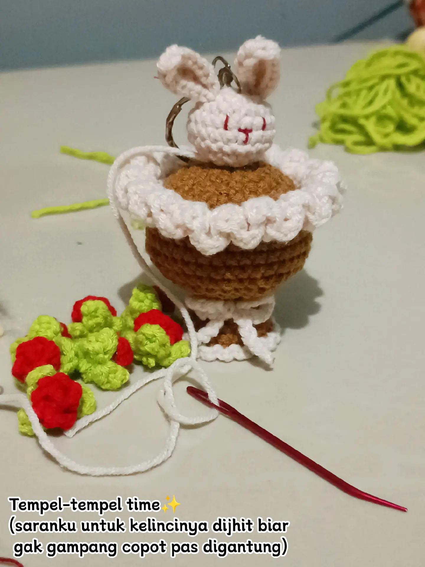 Pola Rajut Buket Kelinci Mawar Merah Putih