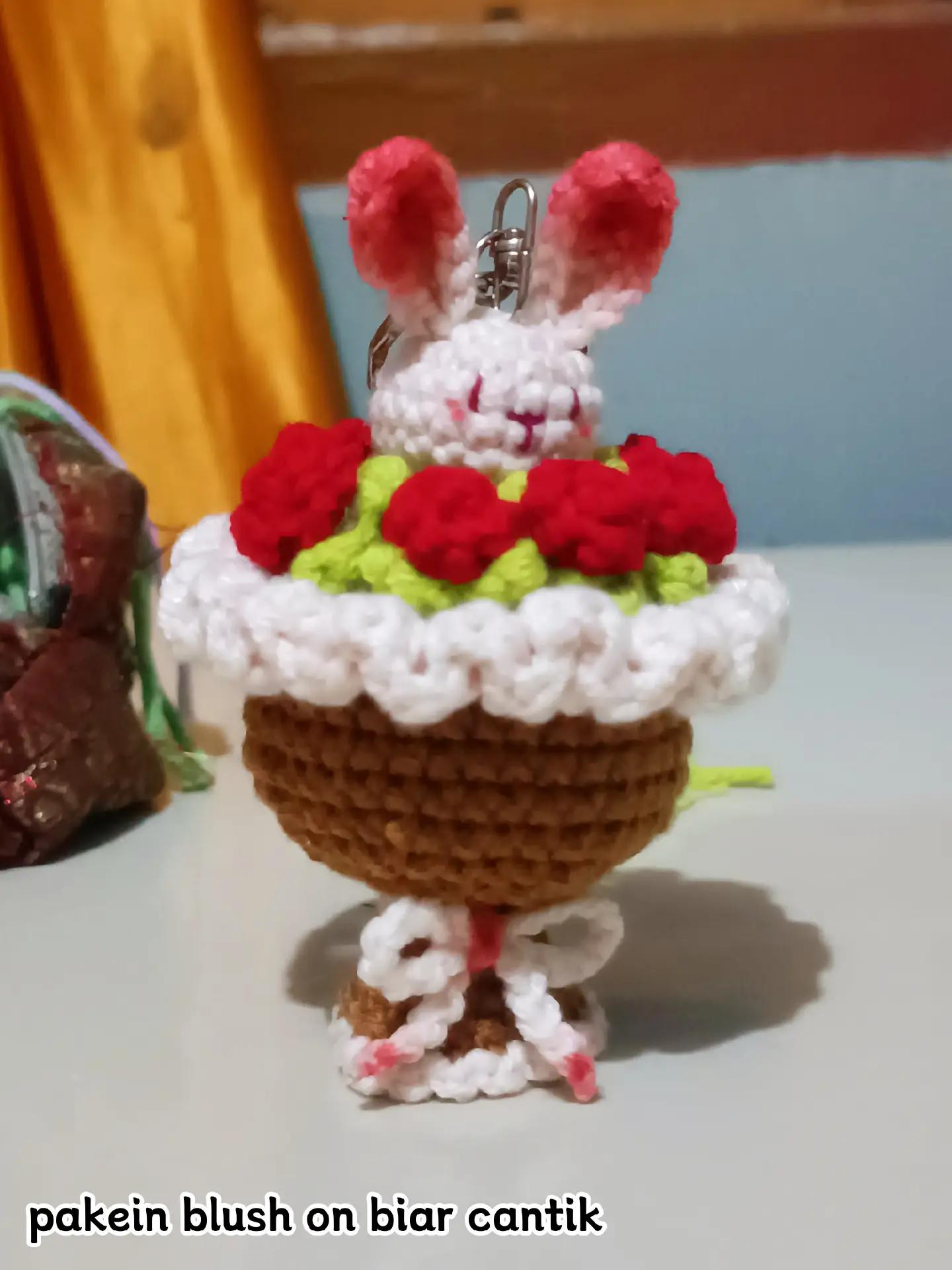 Pola Rajut Buket Kelinci Mawar Merah Putih