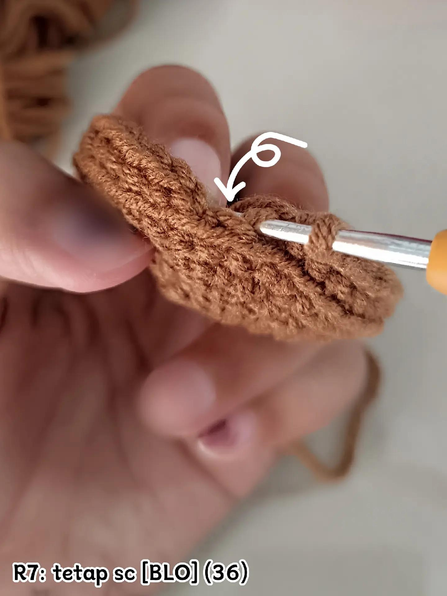 Pola Rajut Buket Kelinci Mawar Merah Putih