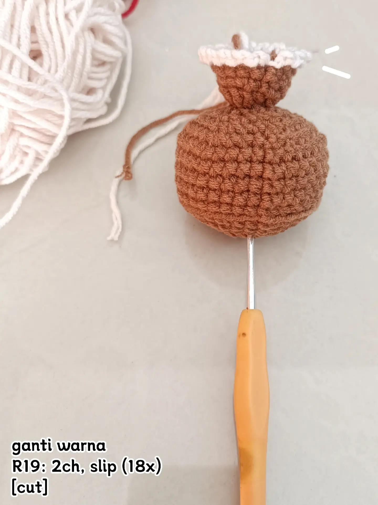 Pola Rajut Buket Kelinci Mawar Merah Putih