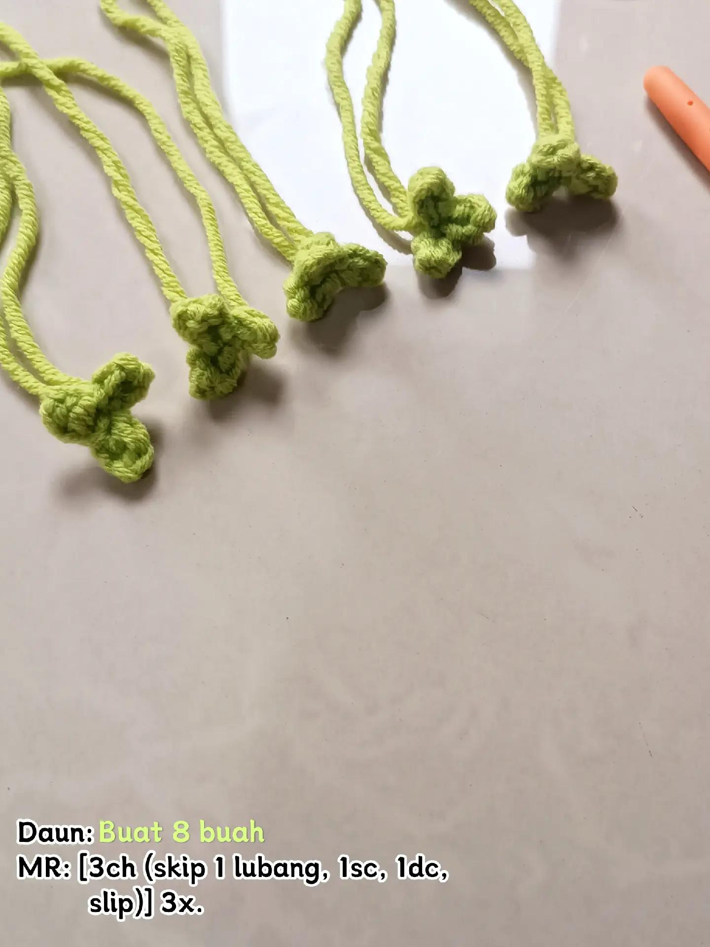 Pola Rajut Buket Kelinci Mawar Merah Putih