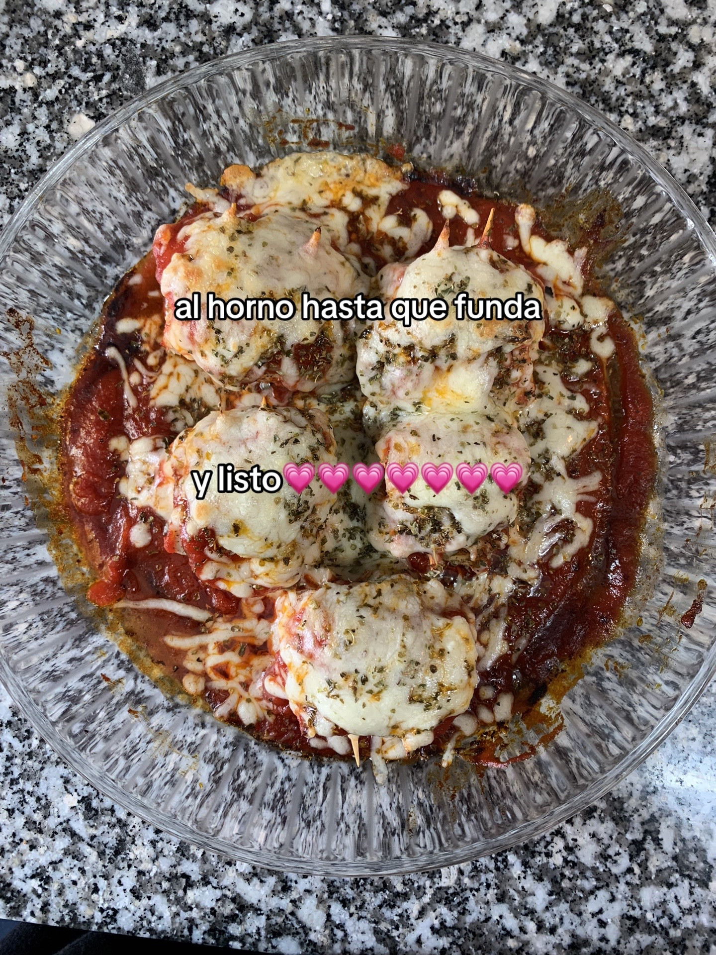 Pollo relleno de queso y bacon: receta fácil con tomate frito, pechugas salpimentadas y queso para fundir